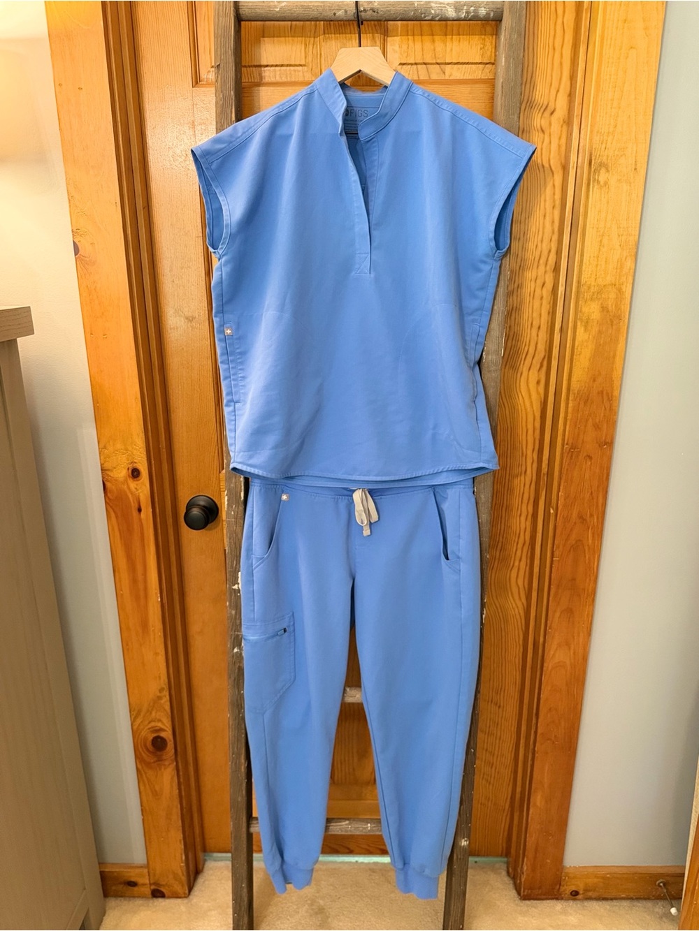 FIGS Women’s Rafaela XS Top & Zamora Petite Medium Joggers Set- Ceil Blue